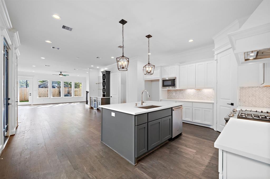324 2 28th Street, Houston, Texas 77008, 3 Bedrooms Bedrooms, 8 Rooms Rooms,2 BathroomsBathrooms,Single-family,For Sale,28th,82185323
