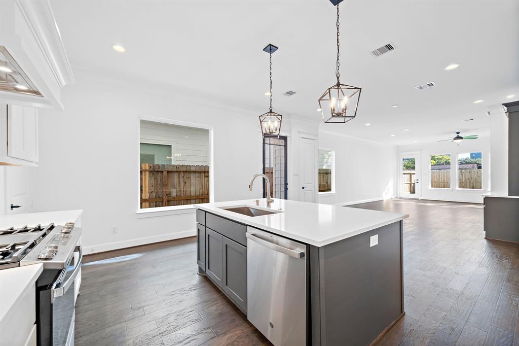 324 2 28th Street, Houston, Texas 77008, 3 Bedrooms Bedrooms, 8 Rooms Rooms,2 BathroomsBathrooms,Single-family,For Sale,28th,82185323