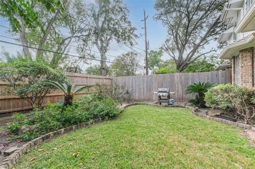 5531 2 Beverlyhill Street, Houston, Texas 77056, 3 Bedrooms Bedrooms, 8 Rooms Rooms,2 BathroomsBathrooms,Townhouse/condo,For Sale,Beverlyhill,25807271