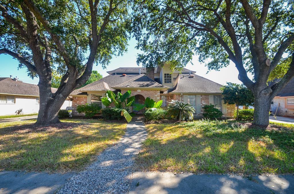 10711 2 Sandy Shoals Drive, Houston, Texas 77071, 5 Bedrooms Bedrooms, 10 Rooms Rooms,3 BathroomsBathrooms,Single-family,For Sale,Sandy Shoals,90301834