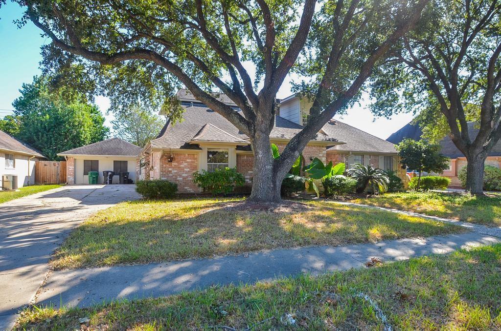 10711 2 Sandy Shoals Drive, Houston, Texas 77071, 5 Bedrooms Bedrooms, 10 Rooms Rooms,3 BathroomsBathrooms,Single-family,For Sale,Sandy Shoals,90301834