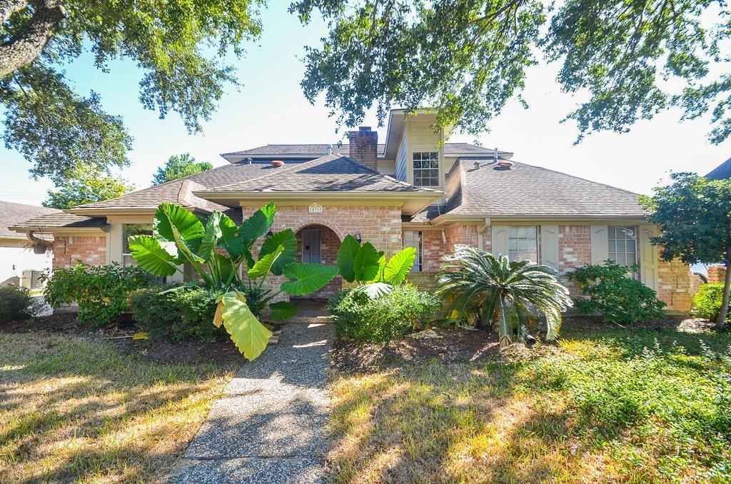 10711 2 Sandy Shoals Drive, Houston, Texas 77071, 5 Bedrooms Bedrooms, 10 Rooms Rooms,3 BathroomsBathrooms,Single-family,For Sale,Sandy Shoals,90301834