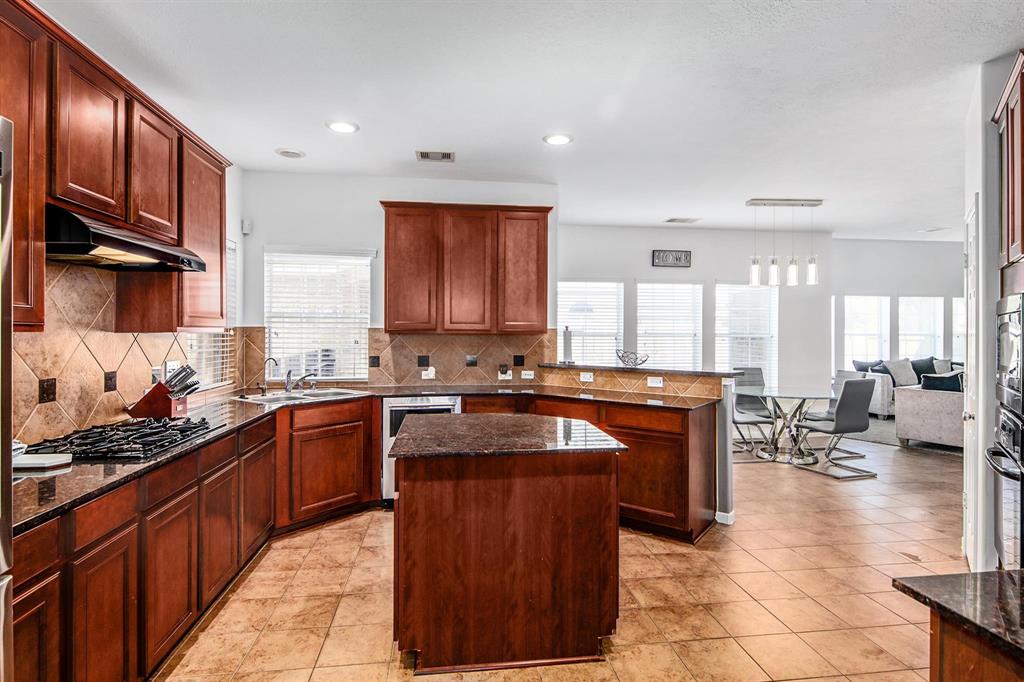 13801 2 Cove Landing Lane, Rosharon, Texas 77583, 5 Bedrooms Bedrooms, 9 Rooms Rooms,3 BathroomsBathrooms,Single-family,For Sale,Cove Landing,63541040