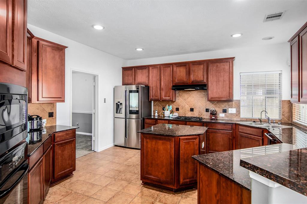 13801 2 Cove Landing Lane, Rosharon, Texas 77583, 5 Bedrooms Bedrooms, 9 Rooms Rooms,3 BathroomsBathrooms,Single-family,For Sale,Cove Landing,63541040