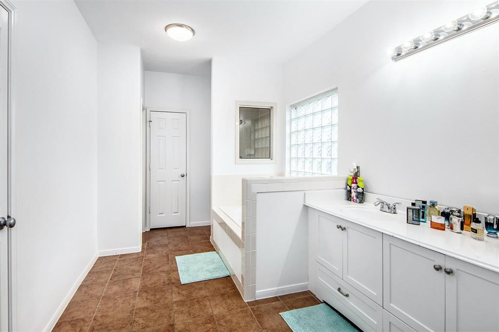 13801 2 Cove Landing Lane, Rosharon, Texas 77583, 5 Bedrooms Bedrooms, 9 Rooms Rooms,3 BathroomsBathrooms,Single-family,For Sale,Cove Landing,63541040