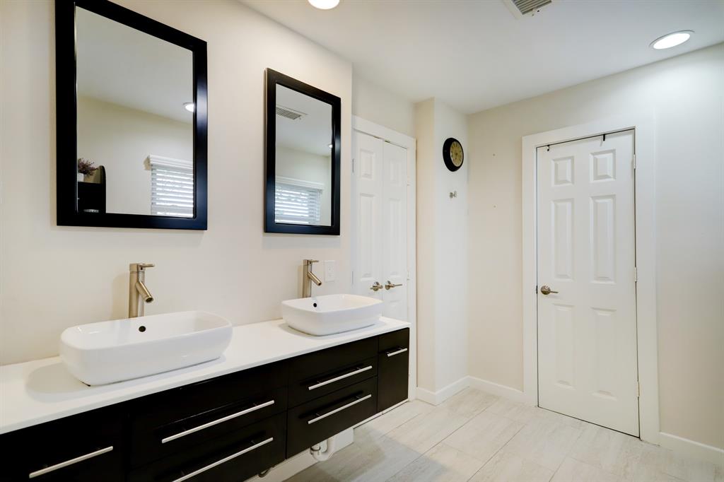 8903 1 Rice Avenue, Houston, Texas 77096, 3 Bedrooms Bedrooms, 8 Rooms Rooms,2 BathroomsBathrooms,Single-family,For Sale,Rice,53022184