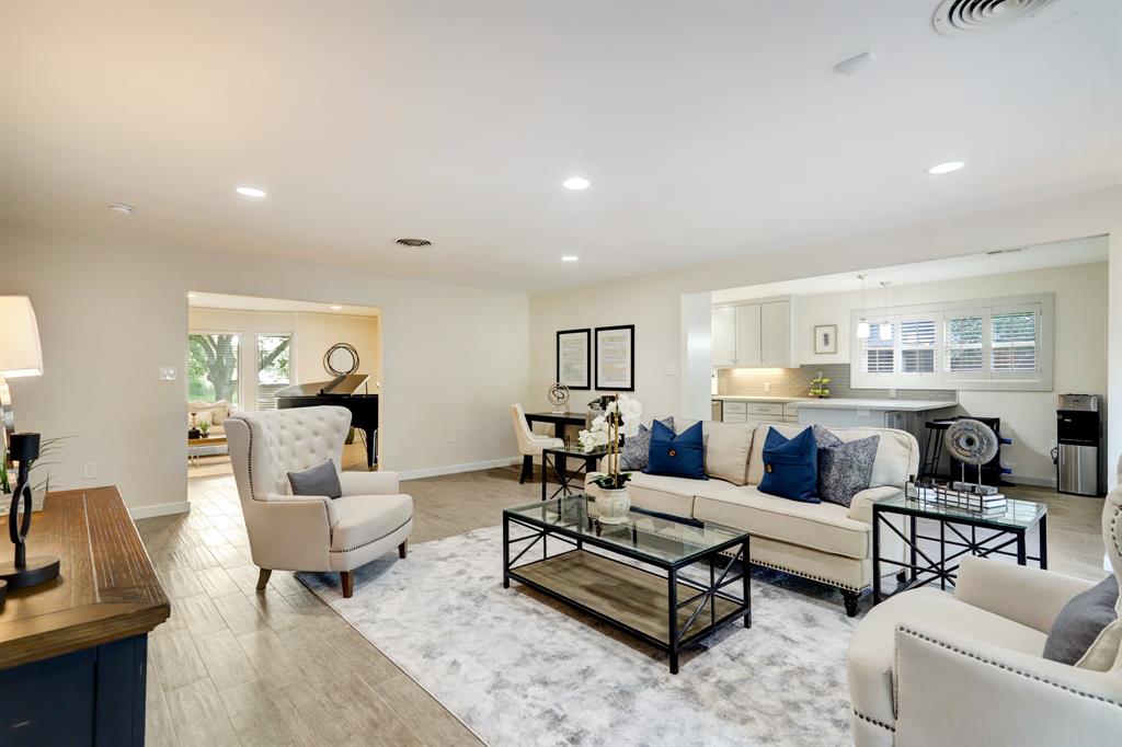 8903 1 Rice Avenue, Houston, Texas 77096, 3 Bedrooms Bedrooms, 8 Rooms Rooms,2 BathroomsBathrooms,Single-family,For Sale,Rice,53022184
