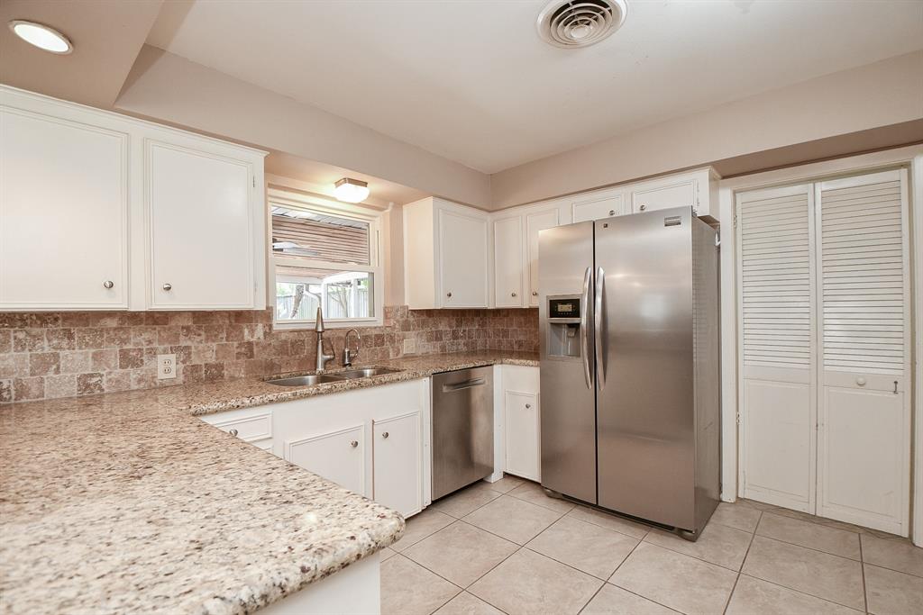 10015 2 Raritan Drive, Houston, Texas 77080, 4 Bedrooms Bedrooms, 13 Rooms Rooms,3 BathroomsBathrooms,Single-family,For Sale,Raritan,63310342