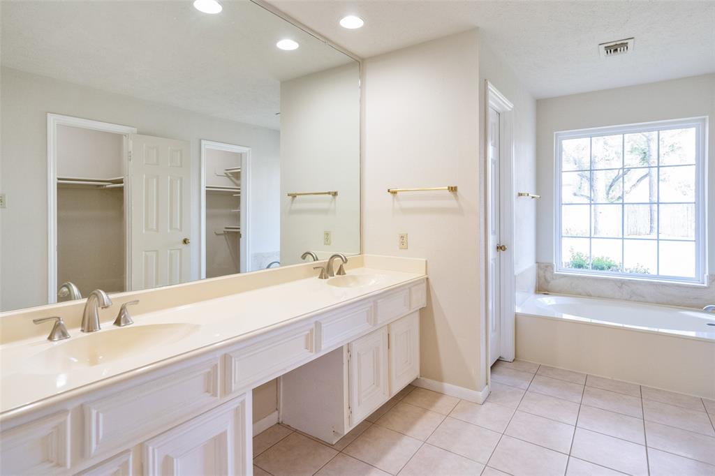15806 2 Knoll Lake Drive, Houston, Texas 77095, 4 Bedrooms Bedrooms, 4 Rooms Rooms,2 BathroomsBathrooms,Single-family,For Sale,Knoll Lake,59255482