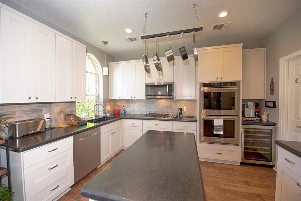 301 2 Lakeview Circle, Friendswood, Texas 77546, 5 Bedrooms Bedrooms, 10 Rooms Rooms,3 BathroomsBathrooms,Single-family,For Sale,Lakeview,80024543