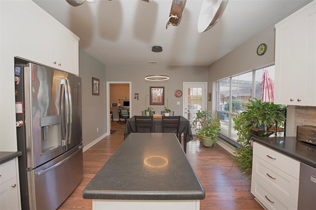 301 2 Lakeview Circle, Friendswood, Texas 77546, 5 Bedrooms Bedrooms, 10 Rooms Rooms,3 BathroomsBathrooms,Single-family,For Sale,Lakeview,80024543