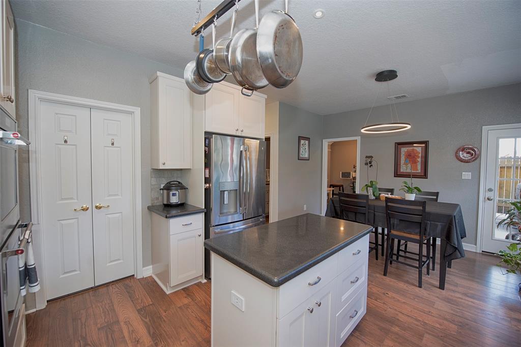 301 2 Lakeview Circle, Friendswood, Texas 77546, 5 Bedrooms Bedrooms, 10 Rooms Rooms,3 BathroomsBathrooms,Single-family,For Sale,Lakeview,80024543