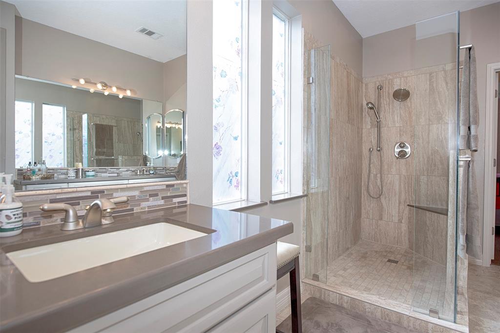 301 2 Lakeview Circle, Friendswood, Texas 77546, 5 Bedrooms Bedrooms, 10 Rooms Rooms,3 BathroomsBathrooms,Single-family,For Sale,Lakeview,80024543