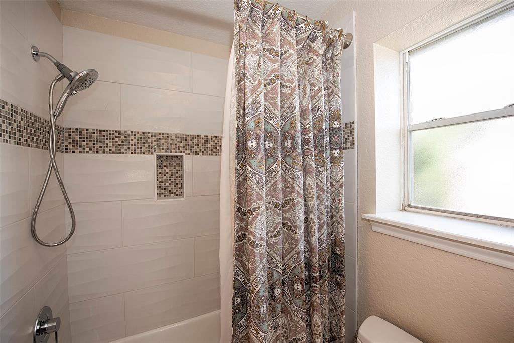 301 2 Lakeview Circle, Friendswood, Texas 77546, 5 Bedrooms Bedrooms, 10 Rooms Rooms,3 BathroomsBathrooms,Single-family,For Sale,Lakeview,80024543