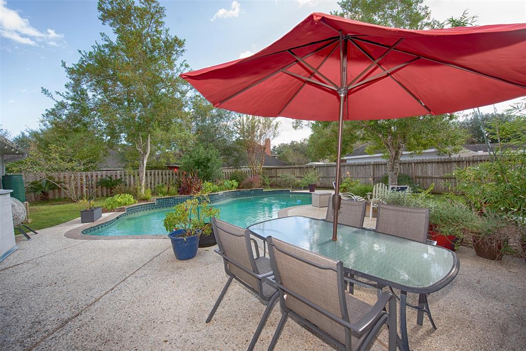 301 2 Lakeview Circle, Friendswood, Texas 77546, 5 Bedrooms Bedrooms, 10 Rooms Rooms,3 BathroomsBathrooms,Single-family,For Sale,Lakeview,80024543