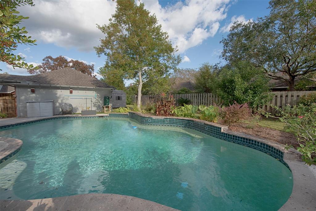 301 2 Lakeview Circle, Friendswood, Texas 77546, 5 Bedrooms Bedrooms, 10 Rooms Rooms,3 BathroomsBathrooms,Single-family,For Sale,Lakeview,80024543