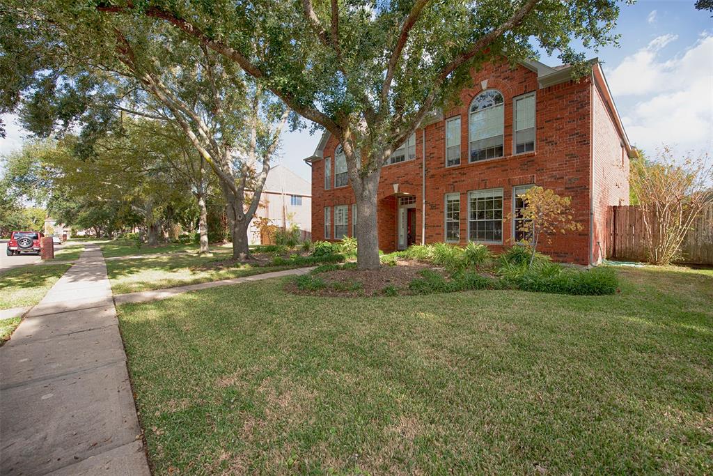 301 2 Lakeview Circle, Friendswood, Texas 77546, 5 Bedrooms Bedrooms, 10 Rooms Rooms,3 BathroomsBathrooms,Single-family,For Sale,Lakeview,80024543