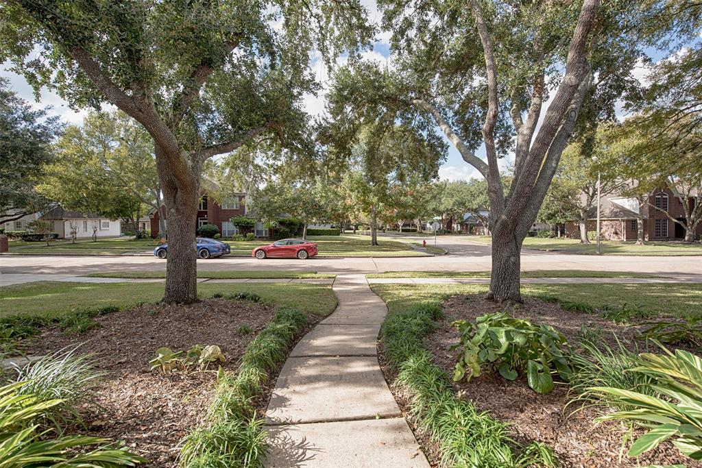 301 2 Lakeview Circle, Friendswood, Texas 77546, 5 Bedrooms Bedrooms, 10 Rooms Rooms,3 BathroomsBathrooms,Single-family,For Sale,Lakeview,80024543