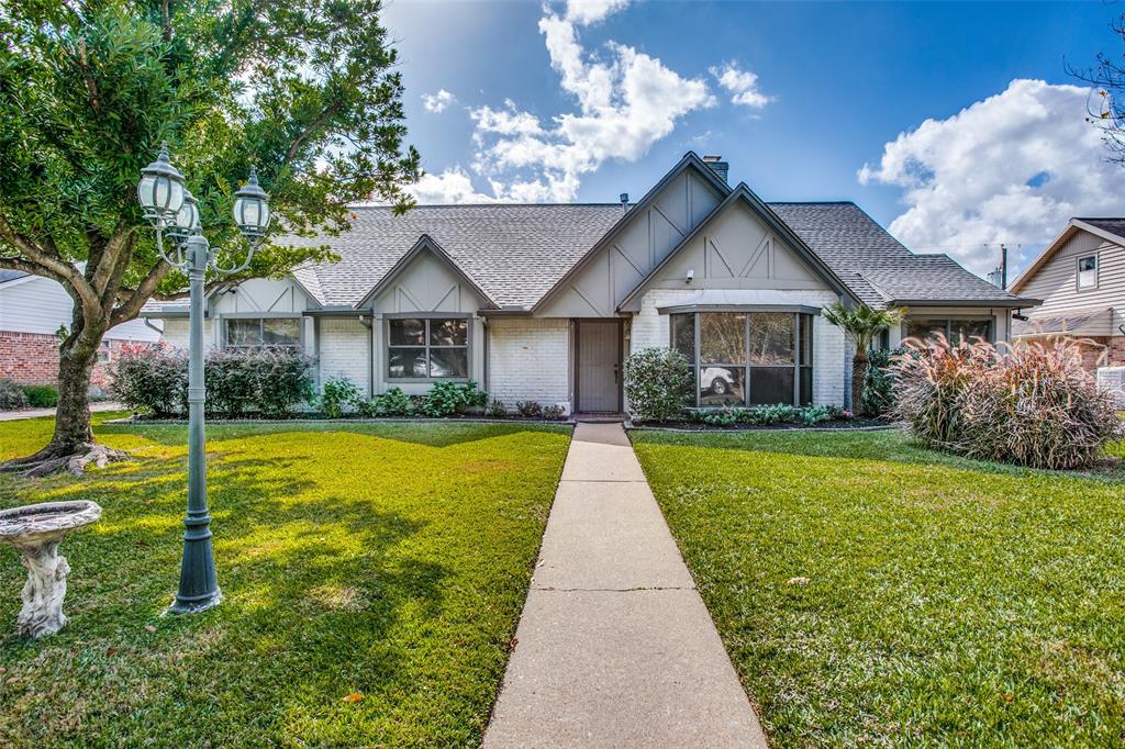 9819 1.5 Emnora Lane, Houston, Texas 77080, 4 Bedrooms Bedrooms, 13 Rooms Rooms,3 BathroomsBathrooms,Single-family,For Sale,Emnora,72541531