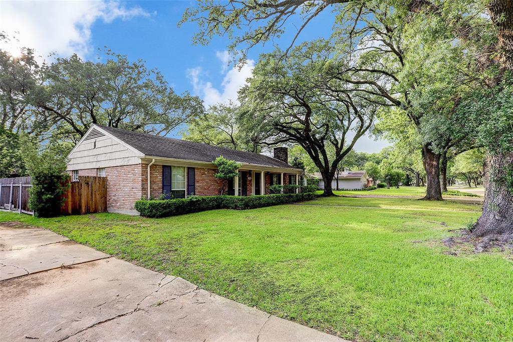 1166 1 Chimney Rock Road, Houston, Texas 77056, ,3 BathroomsBathrooms,Single-family,For Sale,Chimney Rock,76174155
