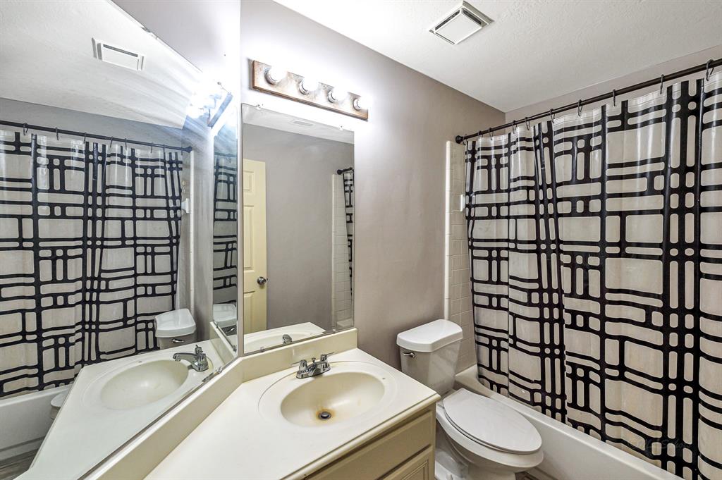 135 2 Chandler Court, Sugar Land, Texas 77479, 4 Bedrooms Bedrooms, 13 Rooms Rooms,2 BathroomsBathrooms,Single-family,For Sale,Chandler,62299549