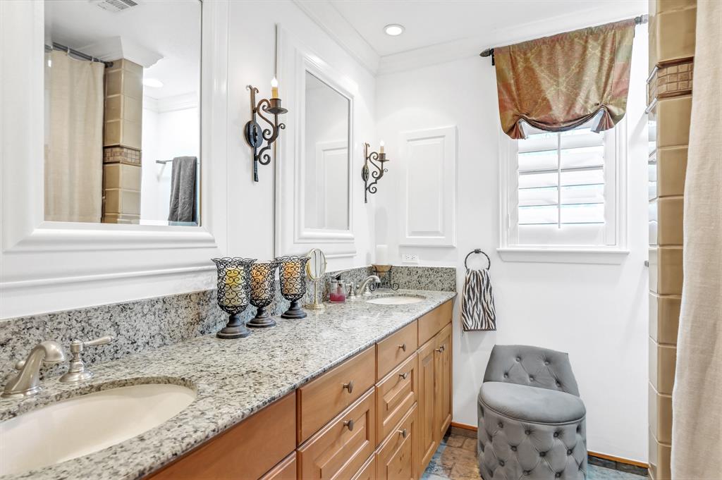 1049 2 Candlelight Lane, Houston, Texas 77018, 4 Bedrooms Bedrooms, 12 Rooms Rooms,3 BathroomsBathrooms,Single-family,For Sale,Candlelight,83931824