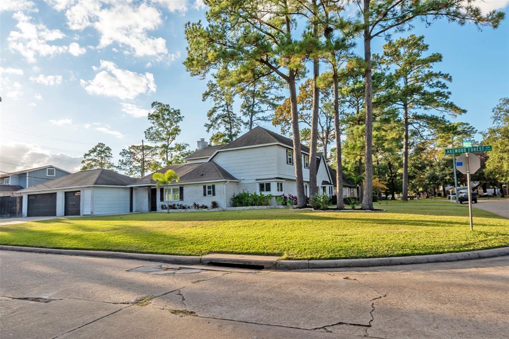11703 2 Gardenglen Drive, Houston, Texas 77070, 4 Bedrooms Bedrooms, 11 Rooms Rooms,2 BathroomsBathrooms,Single-family,For Sale,Gardenglen,72628447