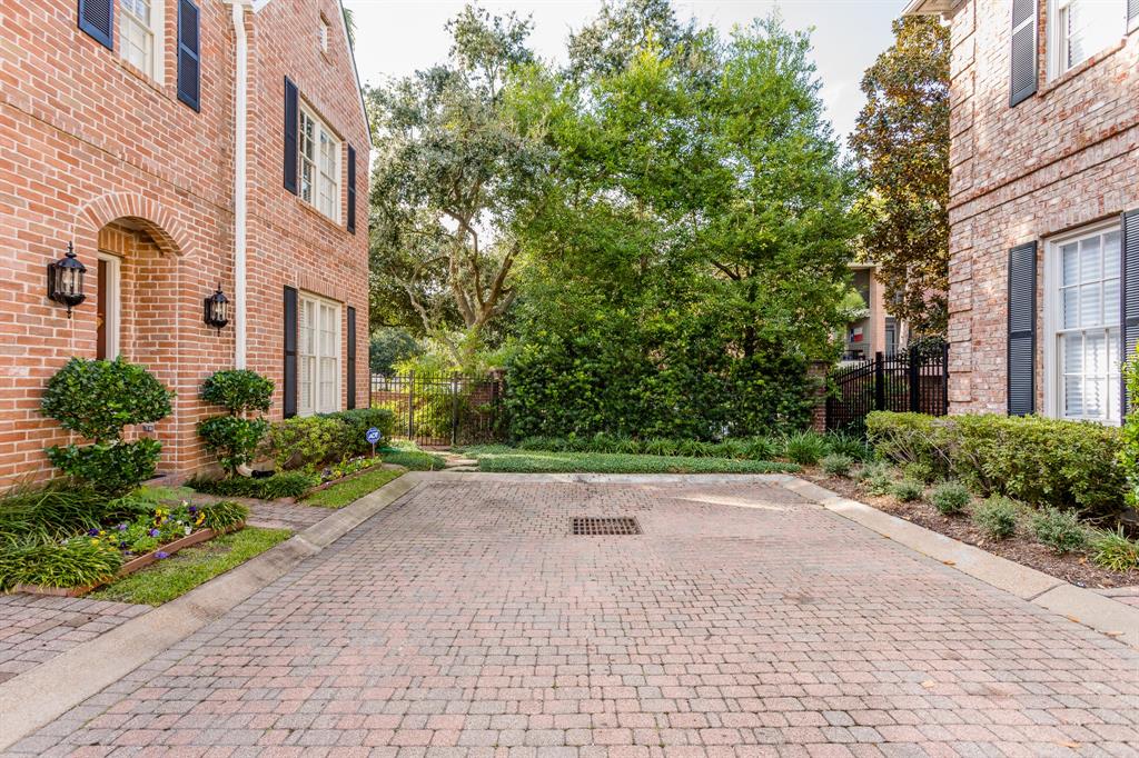 1259 3 Ripple Creek Drive, Houston, Texas 77057, 3 Bedrooms Bedrooms, 10 Rooms Rooms,3 BathroomsBathrooms,Single-family,For Sale,Ripple Creek,80175258