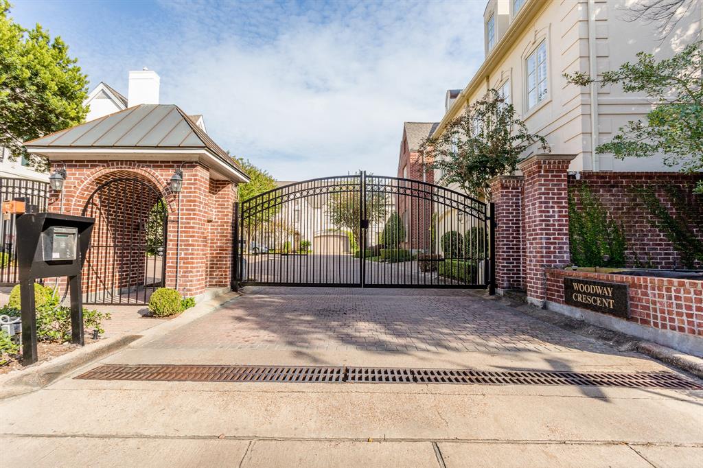 1259 3 Ripple Creek Drive, Houston, Texas 77057, 3 Bedrooms Bedrooms, 10 Rooms Rooms,3 BathroomsBathrooms,Single-family,For Sale,Ripple Creek,80175258