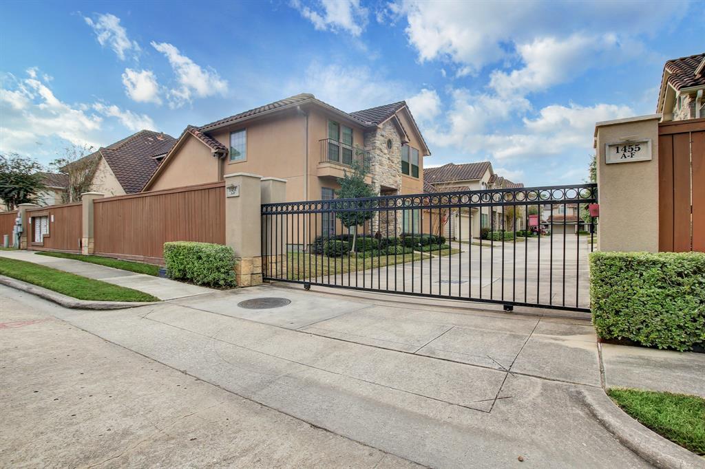 1451 2 Springrock Lane, Houston, Texas 77055, 3 Bedrooms Bedrooms, 12 Rooms Rooms,2 BathroomsBathrooms,Single-family,For Sale,Springrock,15891148