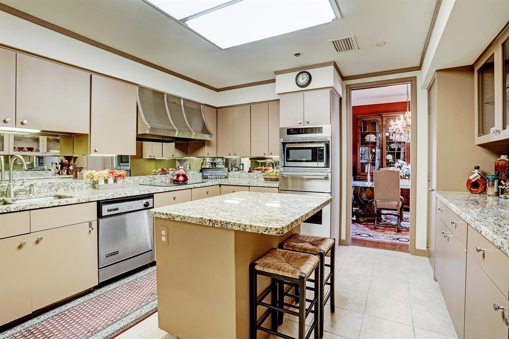 5555 Del Monte Drive, Houston, Texas 77056, 3 Bedrooms Bedrooms, 7 Rooms Rooms,2 BathroomsBathrooms,Mid/hi-rise Condo,For Sale,ST JAMES,Del Monte,80488573