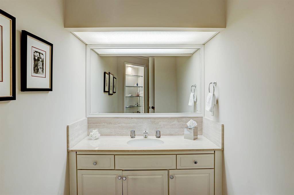 5555 Del Monte Drive, Houston, Texas 77056, 3 Bedrooms Bedrooms, 7 Rooms Rooms,2 BathroomsBathrooms,Mid/hi-rise Condo,For Sale,ST JAMES,Del Monte,80488573