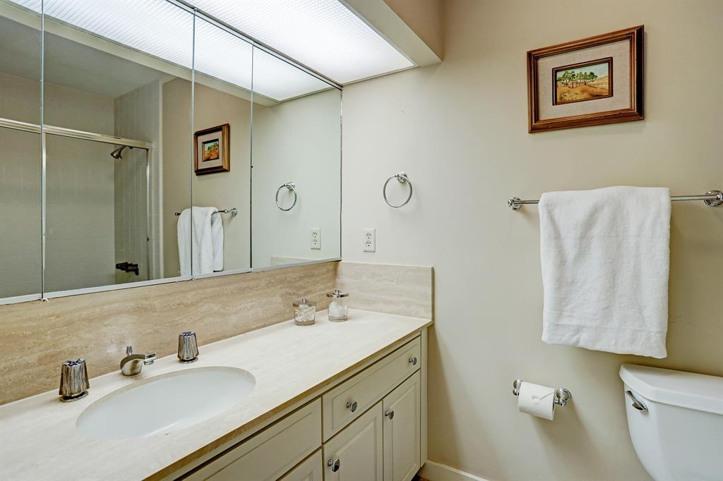 5555 Del Monte Drive, Houston, Texas 77056, 3 Bedrooms Bedrooms, 7 Rooms Rooms,2 BathroomsBathrooms,Mid/hi-rise Condo,For Sale,ST JAMES,Del Monte,80488573