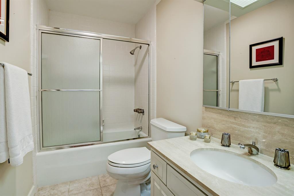 5555 Del Monte Drive, Houston, Texas 77056, 3 Bedrooms Bedrooms, 7 Rooms Rooms,2 BathroomsBathrooms,Mid/hi-rise Condo,For Sale,ST JAMES,Del Monte,80488573
