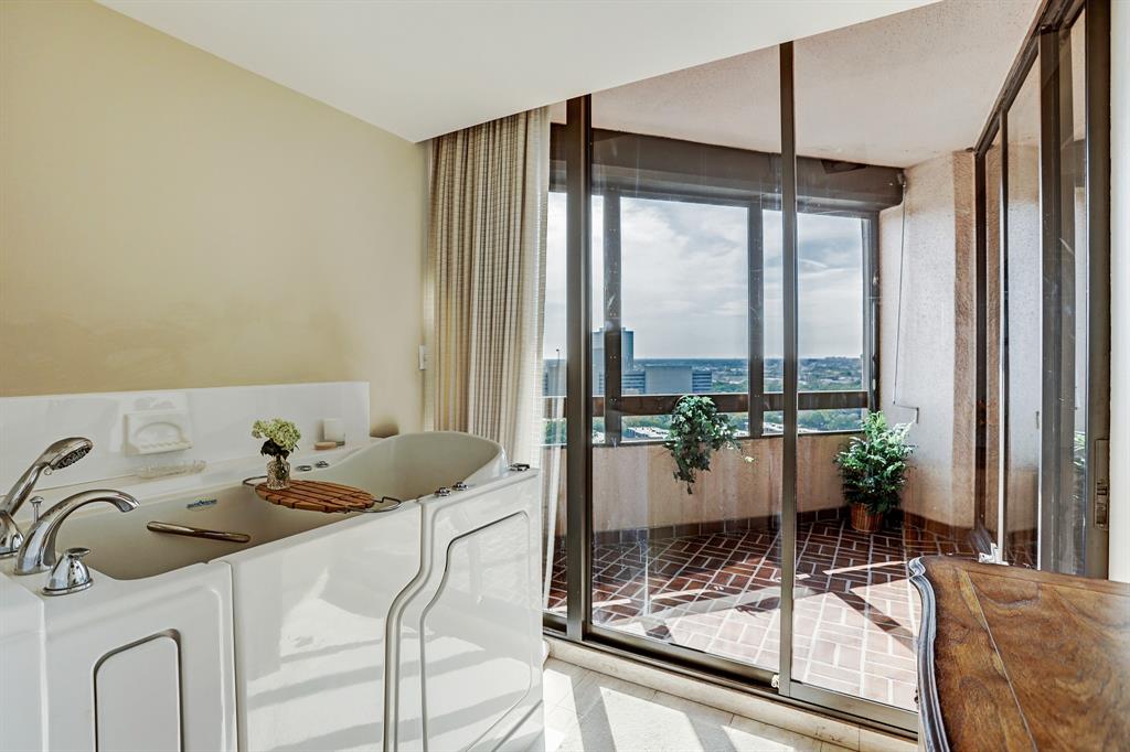 5555 Del Monte Drive, Houston, Texas 77056, 3 Bedrooms Bedrooms, 7 Rooms Rooms,2 BathroomsBathrooms,Mid/hi-rise Condo,For Sale,ST JAMES,Del Monte,80488573