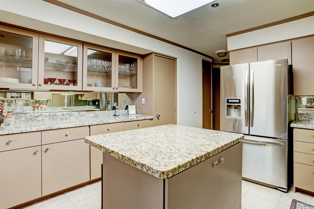 5555 Del Monte Drive, Houston, Texas 77056, 3 Bedrooms Bedrooms, 7 Rooms Rooms,2 BathroomsBathrooms,Mid/hi-rise Condo,For Sale,ST JAMES,Del Monte,80488573