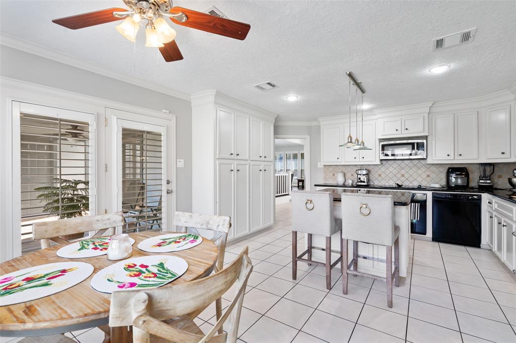 3608 2 La Reforma Boulevard, Baytown, Texas 77521, 3 Bedrooms Bedrooms, 8 Rooms Rooms,2 BathroomsBathrooms,Single-family,For Sale,La Reforma,81141242