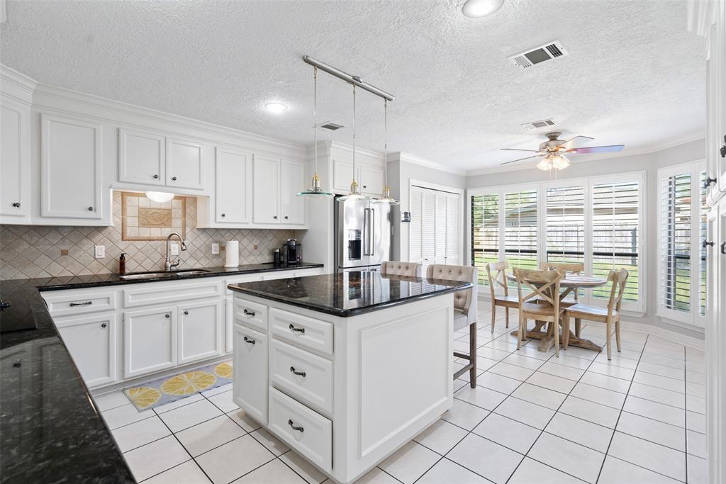 3608 2 La Reforma Boulevard, Baytown, Texas 77521, 3 Bedrooms Bedrooms, 8 Rooms Rooms,2 BathroomsBathrooms,Single-family,For Sale,La Reforma,81141242