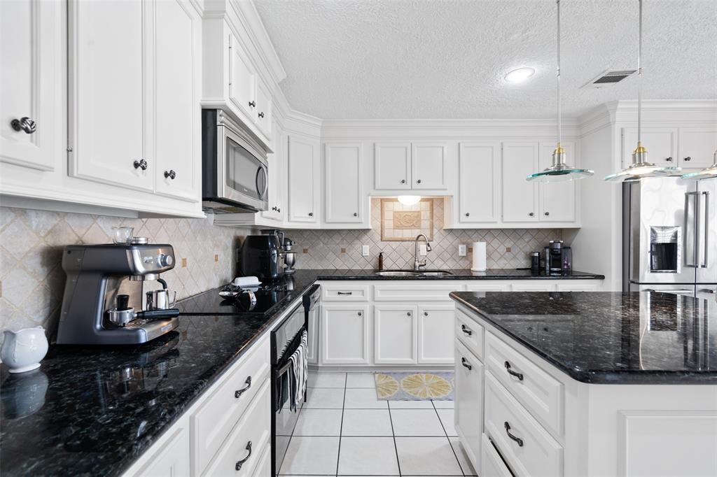 3608 2 La Reforma Boulevard, Baytown, Texas 77521, 3 Bedrooms Bedrooms, 8 Rooms Rooms,2 BathroomsBathrooms,Single-family,For Sale,La Reforma,81141242