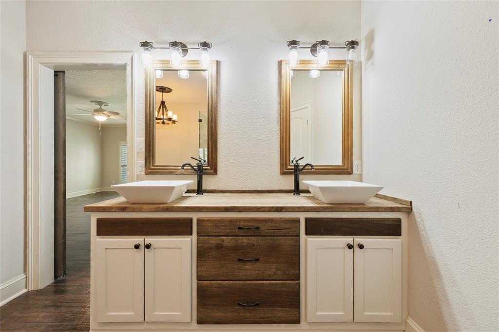 910 2 Daria Drive, Houston, Texas 77079, 4 Bedrooms Bedrooms, 5 Rooms Rooms,3 BathroomsBathrooms,Single-family,For Sale,Daria,72312605