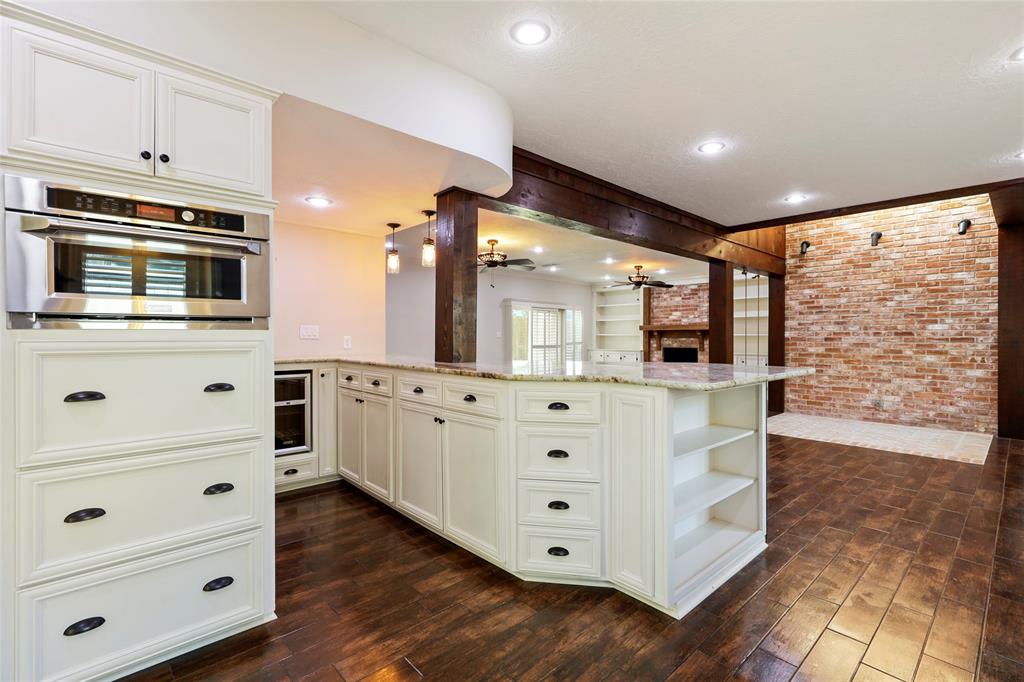 910 2 Daria Drive, Houston, Texas 77079, 4 Bedrooms Bedrooms, 5 Rooms Rooms,3 BathroomsBathrooms,Single-family,For Sale,Daria,72312605