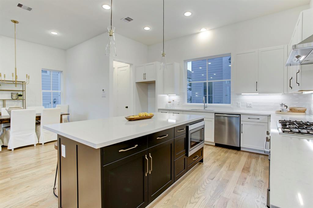 808 3 Detering Street, Houston, Texas 77007, 3 Bedrooms Bedrooms, 11 Rooms Rooms,3 BathroomsBathrooms,Single-family,For Sale,Detering,85702519
