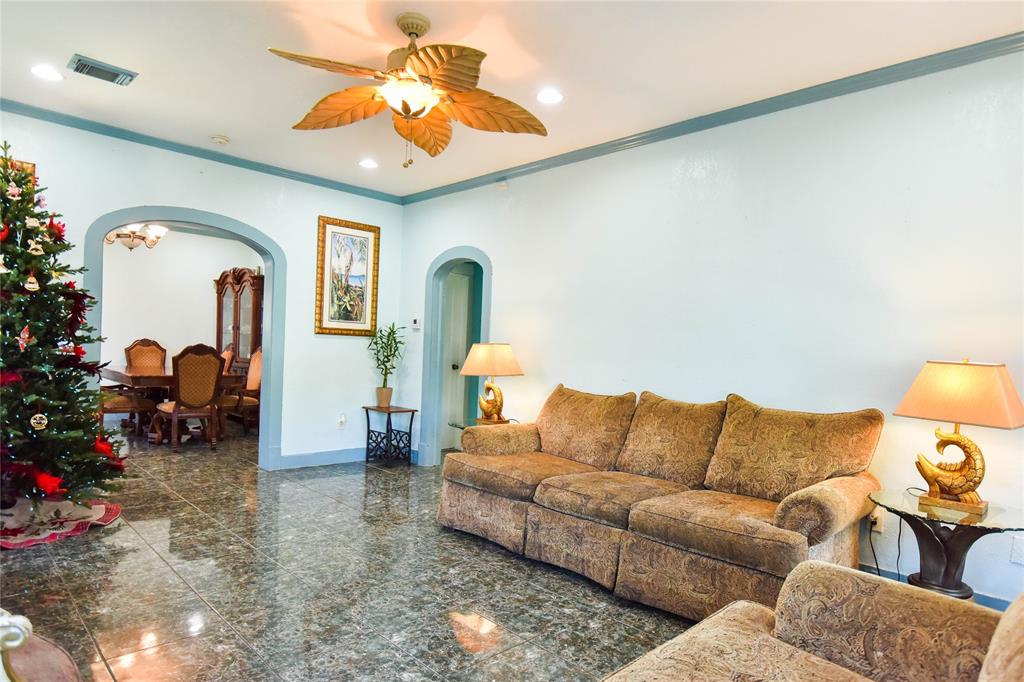 3015 1 Avenue R, Galveston, Texas 77550, 4 Bedrooms Bedrooms, 7 Rooms Rooms,2 BathroomsBathrooms,Single-family,For Sale,Avenue R,65491997