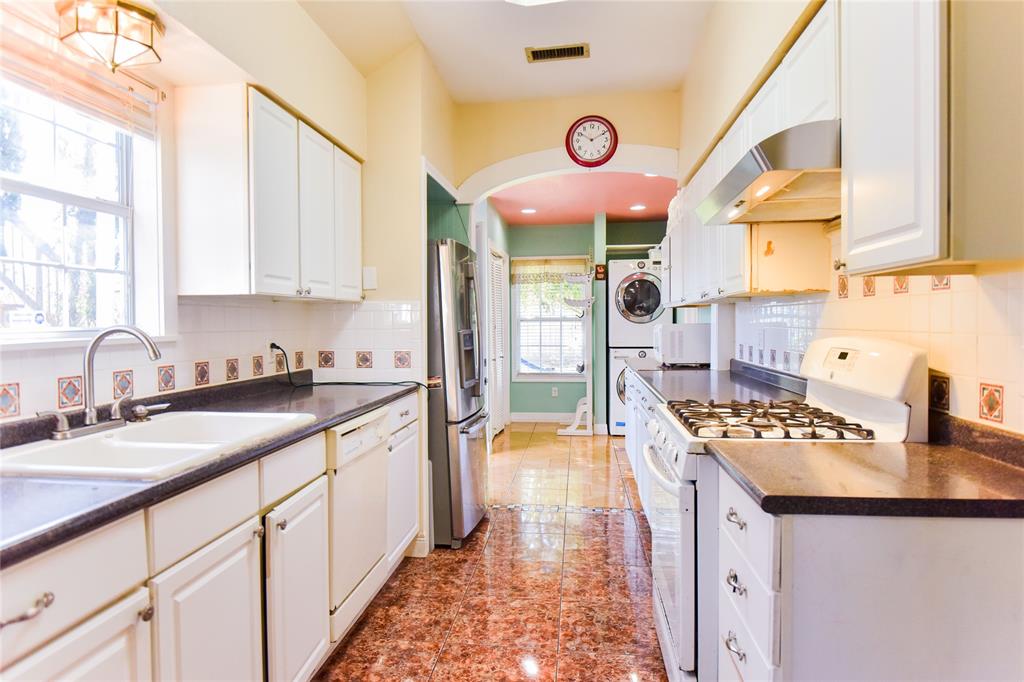 3015 1 Avenue R, Galveston, Texas 77550, 4 Bedrooms Bedrooms, 7 Rooms Rooms,2 BathroomsBathrooms,Single-family,For Sale,Avenue R,65491997