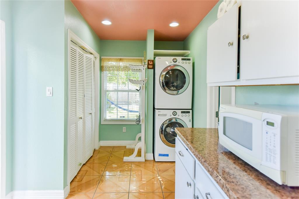 3015 1 Avenue R, Galveston, Texas 77550, 4 Bedrooms Bedrooms, 7 Rooms Rooms,2 BathroomsBathrooms,Single-family,For Sale,Avenue R,65491997