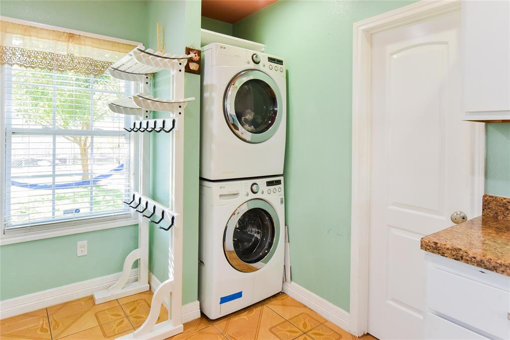 3015 1 Avenue R, Galveston, Texas 77550, 4 Bedrooms Bedrooms, 7 Rooms Rooms,2 BathroomsBathrooms,Single-family,For Sale,Avenue R,65491997