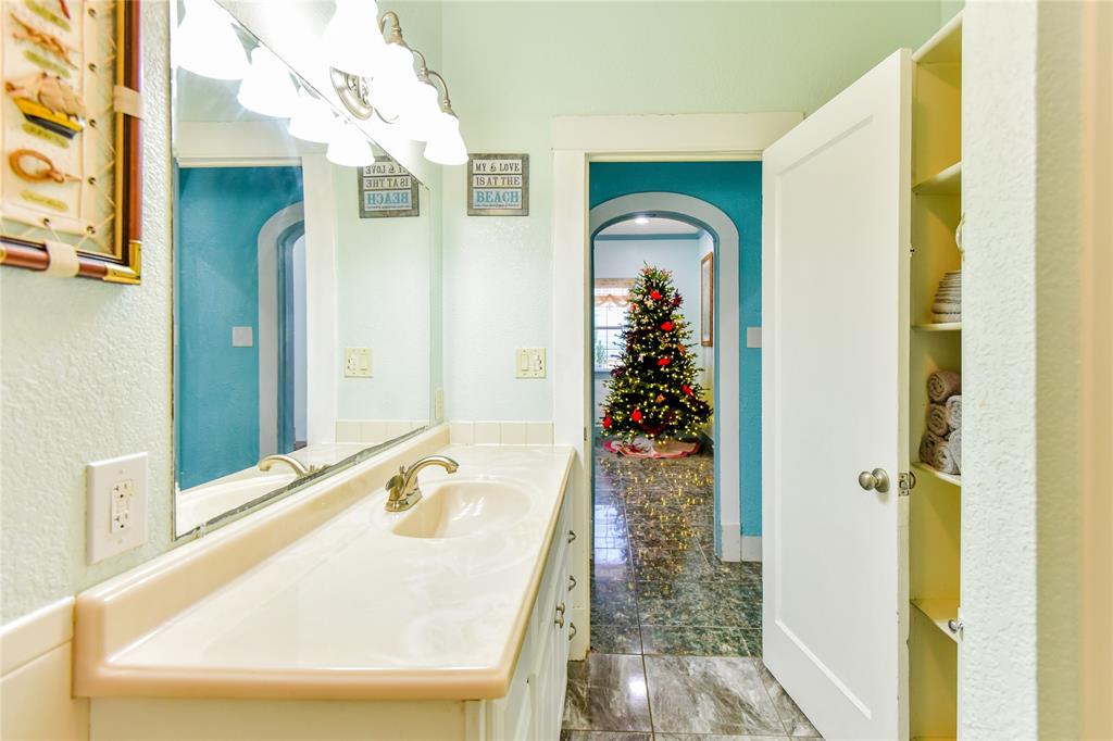 3015 1 Avenue R, Galveston, Texas 77550, 4 Bedrooms Bedrooms, 7 Rooms Rooms,2 BathroomsBathrooms,Single-family,For Sale,Avenue R,65491997