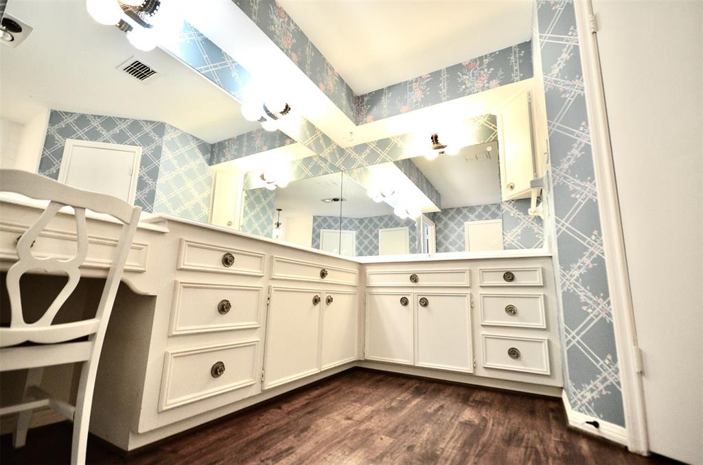 403 1 Longview Drive, Sugar Land, Texas 77478, 3 Bedrooms Bedrooms, 9 Rooms Rooms,2 BathroomsBathrooms,Single-family,For Sale,Longview,72786936