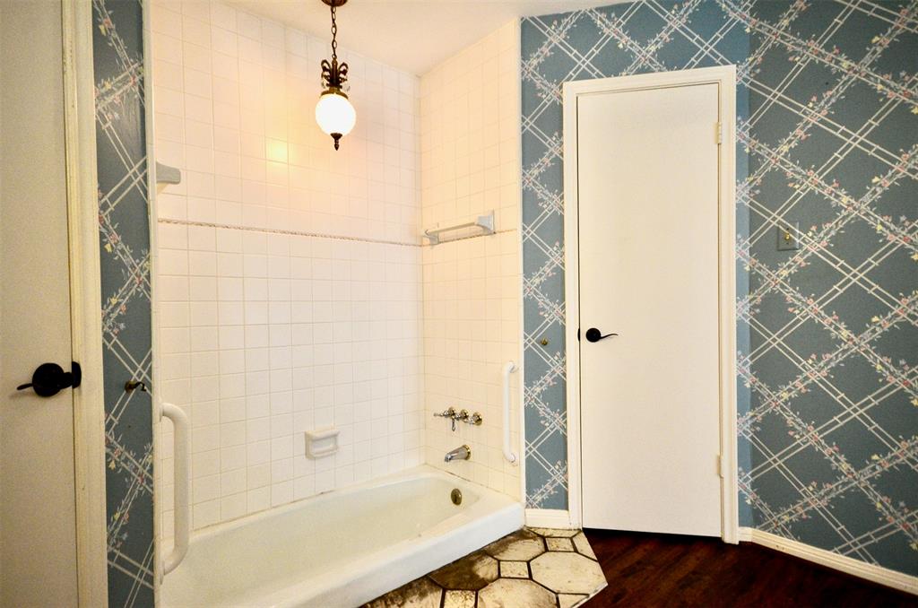403 1 Longview Drive, Sugar Land, Texas 77478, 3 Bedrooms Bedrooms, 9 Rooms Rooms,2 BathroomsBathrooms,Single-family,For Sale,Longview,72786936