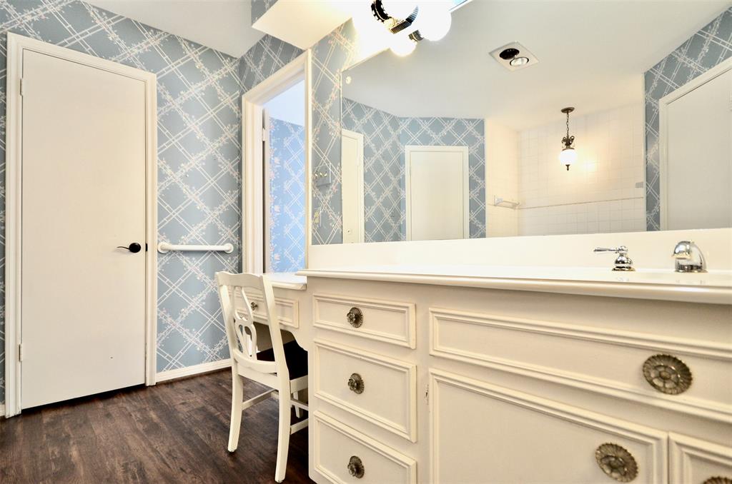 403 1 Longview Drive, Sugar Land, Texas 77478, 3 Bedrooms Bedrooms, 9 Rooms Rooms,2 BathroomsBathrooms,Single-family,For Sale,Longview,72786936